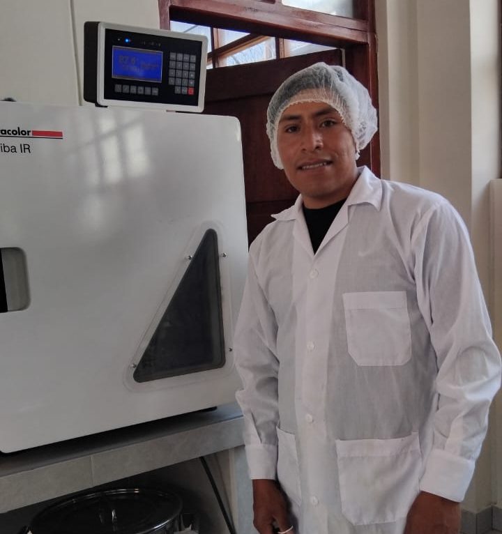 Iniciando el proceso de teñido con Ingeniero Agroindustrial